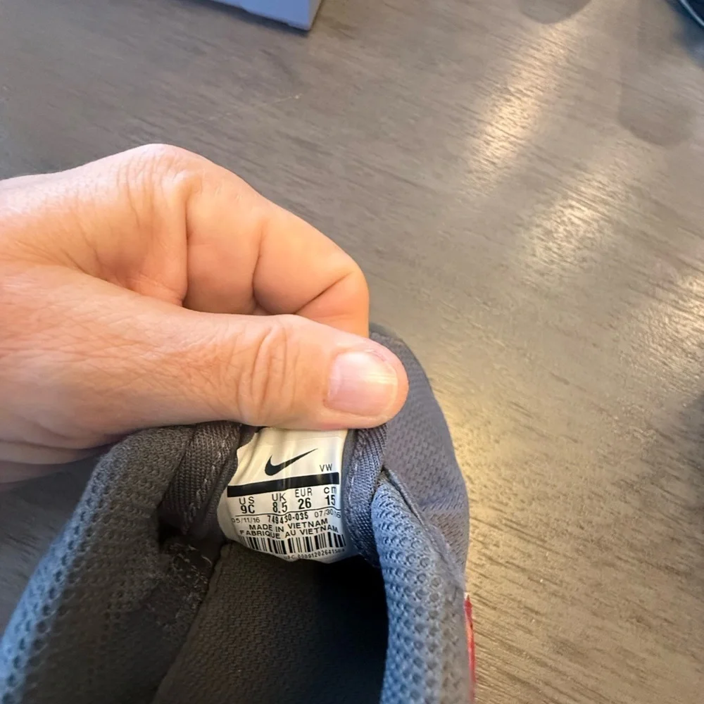 Nike Kids Sneakers‎ in Gray and Red Size 9C
